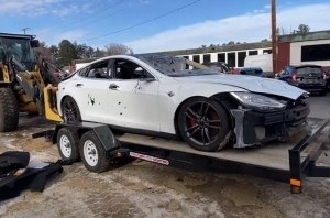 Первая в мире Tesla с двигателем V8 (видео) Первая в мире Tesla с двигателем V8 (видео)