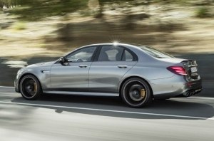 Mercedes-AMG E53 разогнался почти до максимальной скорости. Нарушение попало на камеру