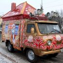 «Буханку» превратили в мобильную усадьбу Деда Мороза