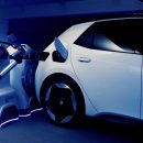 Видео: Электрокары Volkswagen подзаряжают роботы