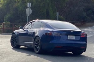 Обновленная Tesla Model S попалась фотошпионам (видео)