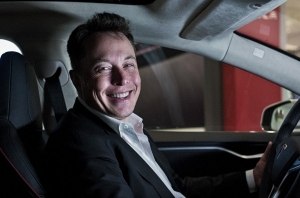 Tesla манит бесплатным автопилотом