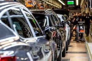 Дефицит чипов остановил производство авто