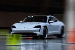 Рекорд Porsche Taycan: электрокар разогнался аж до 165 км/ч