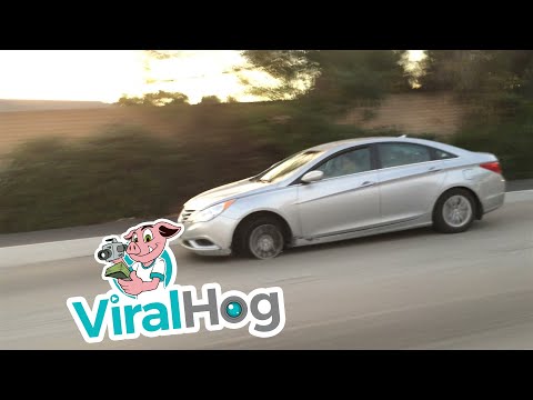 Видео: водитель Hyundai не заметил, как потерял колесо во время движения Видео: водитель Hyundai не заметил, как потерял колесо во время движения
