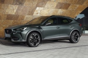 Cupra Formentor подключился к розетке