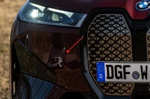 BMW на официальных фото iX прорекламировала Mercedes?