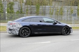 Новый EQS почти потерял весь камуфляж