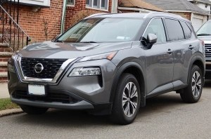 Новый X-Trail попался без камуфляжа
