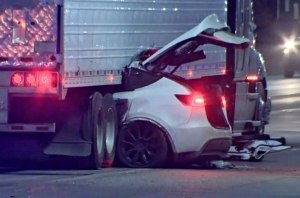 Tesla влетела под грузовик: жертв нет! Tesla влетела под грузовик: жертв нет!