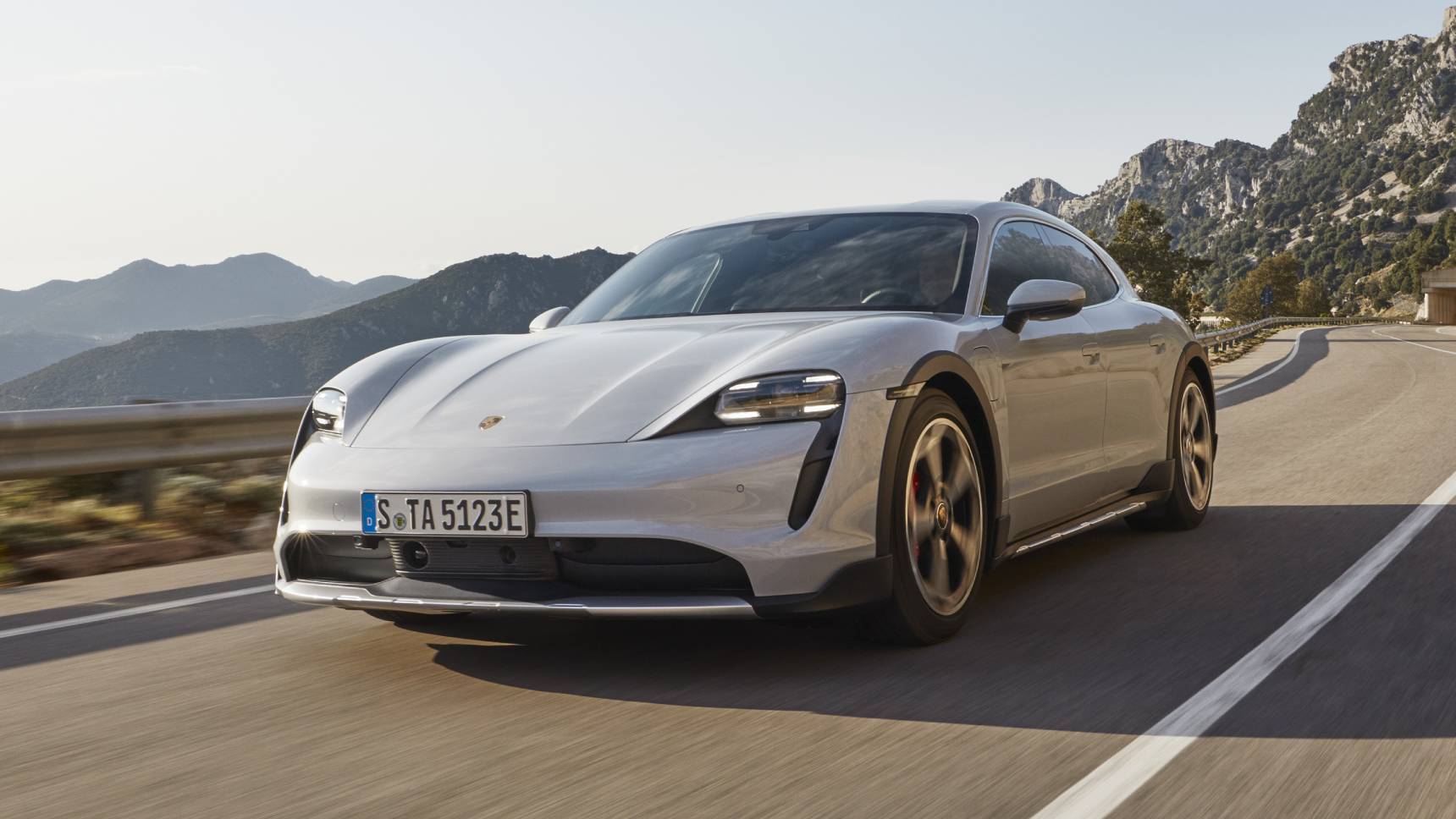 Стали известны цены на универсал Porsche Taycan для россиян