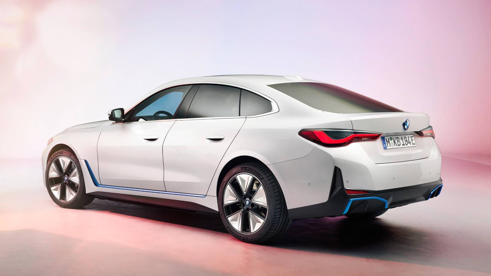 BMW показал новый электрический спорт-седан с большим «грилем»