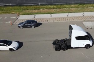 Tesla Semi и кроссовер Model X на финальных тестах