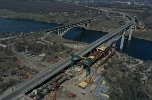 На строительстве Запорожского моста установлено 67-метровое прогонное строение (фото)