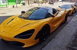 Пришла весна: в Киеве на парковке засняли два ярких суперкара McLaren