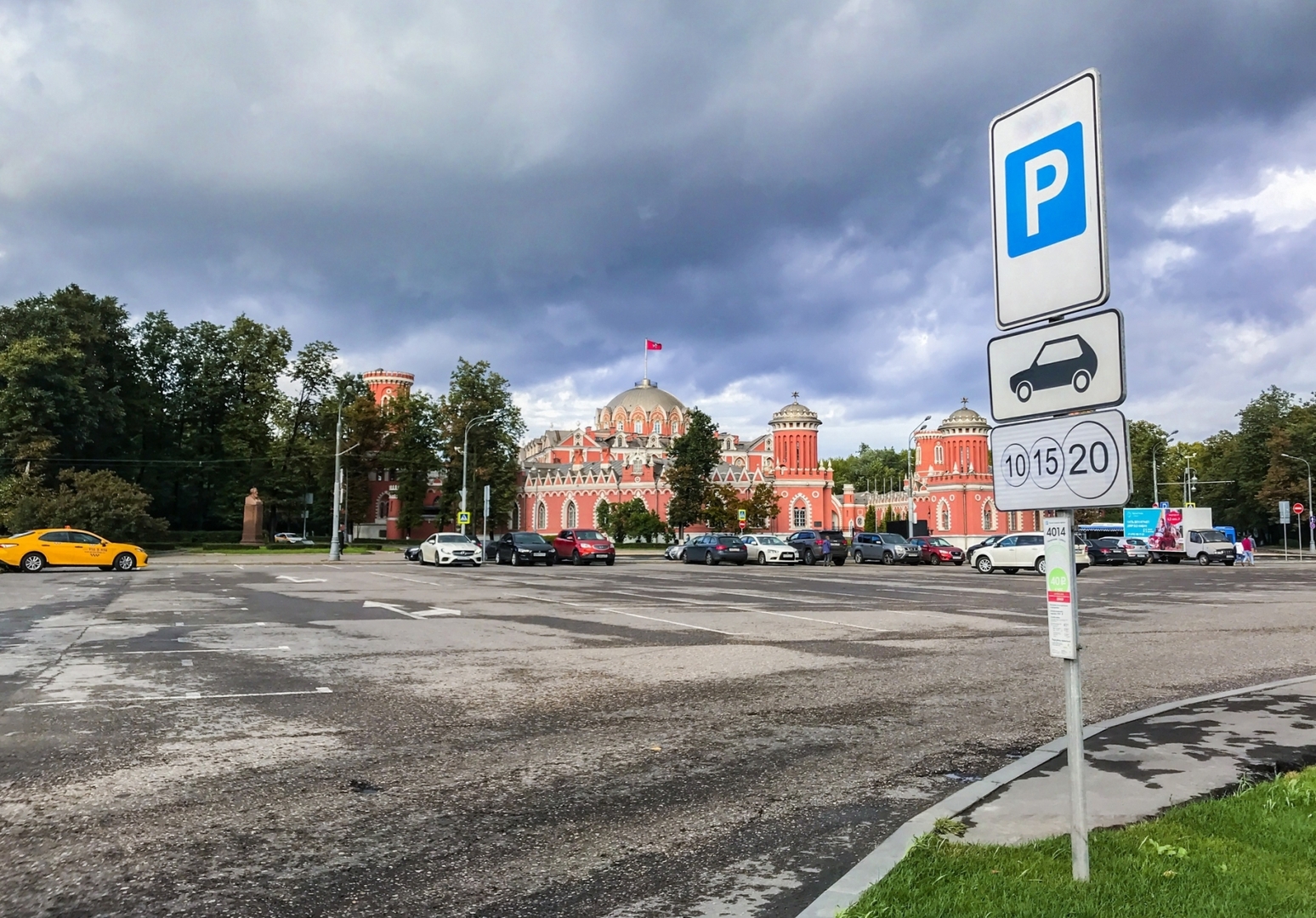Как платные парковки поглотили Москву и что будет дальше: мало не покажется всем