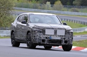 Гибридный BMW X8 вывели на трек