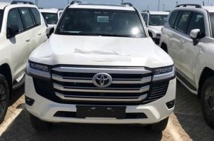 Первые снимки салона Land Cruiser 300