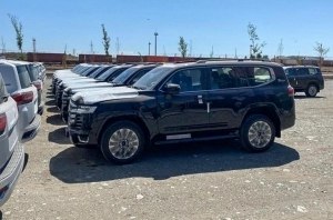 Готовые к продаже Toyota Land Cruiser 300 засняли на фото