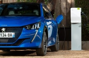 Stellantis намерен достичь цели по выбросам без помощи Tesla Stellantis намерен достичь цели по выбросам без помощи Tesla
