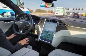 Tesla может не представить технологию автономного вождения в 2021 году
