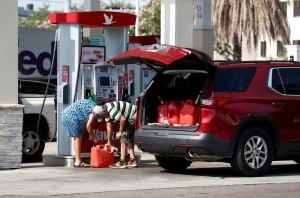 Правительство США призвало американцев не набирать бензин в пакеты Правительство США призвало американцев не набирать бензин в пакеты