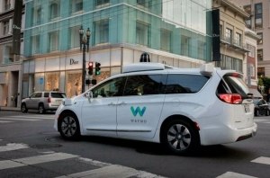 Беспилотник Waymo создал пробку и «текал» от техподдержки