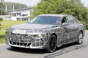 Конечно не Hyperscreen… Первые фото салона новой BMW 7-Series
