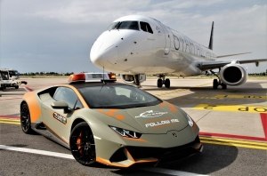 «Бычий эскорт»: суперкар Lamborghini стал автомобилем сопровождения самолетов «Бычий эскорт»: суперкар Lamborghini стал автомобилем сопровождения самолетов