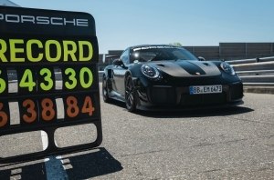 Mercedes-AMG иронично поздравили Porsche с рекордом Нюрбургринга