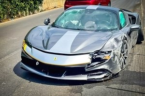 Бывает… Быстрейший Ferrari разбили о бетонный забор Бывает… Быстрейший Ferrari разбили о бетонный забор