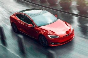Американская Tesla приостановила поставки электрокара Model S