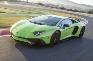 Последний Aventador: компания подтвердила, что представит две модели с V12 Последний Aventador: компания подтвердила, что представит две модели с V12