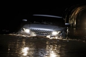 Range Rover, который не боится плавать (видео)