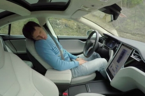 Режим сна нарушать нельзя: Tesla на шоссе со спящим водителем за рулем (видео)