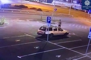 В Киеве пьяный угонщик уснул в угнанном автомобиле В Киеве пьяный угонщик уснул в угнанном автомобиле