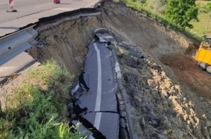 На одесской трассе произошел оползень: движение частично ограничено