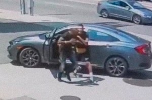 Видео: боец ММА застукал вора за попыткой украсть его авто Видео: боец ММА застукал вора за попыткой украсть его авто