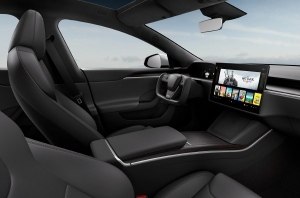 Видео: владелец перечислил заводские проблемы новой Tesla Model S