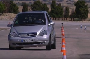 Старый Mercedes A-Class на дешевых шинах выполнил «лосиный тест» лучше чем S-Class 2021 года