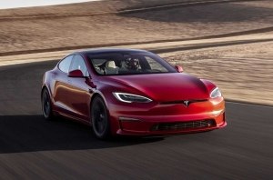 Tesla Plaid не смогла побить рекорд Нюрбургринга