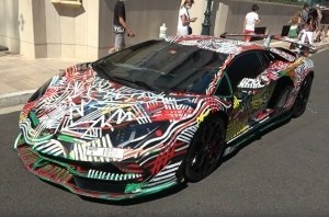 «Покрасил своими руками»: Aventador SVJ разукрасили на публике