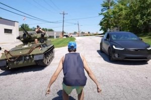 Кто кого: Tesla Model X против танк Кто кого: Tesla Model X против танк