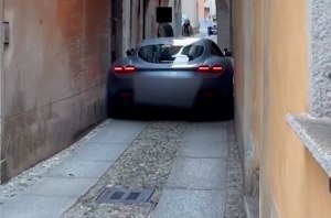Как выглядит безысходность: Ferrari Roma застрял на очень узкой улице в Италии (видео) Как выглядит безысходность: Ferrari Roma застрял на очень узкой улице в Италии (видео)