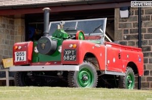 В старый Land Rover установили паровой двигатель. Видео