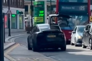 Tesla Model X разбила открытую дверь об автобус