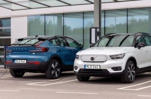 Компания Volvo обновила программное обеспечение электрифицированных кроссоверов