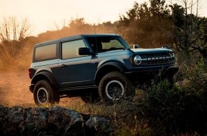Глава Jeep потроллил Ford из-за проблем с крышей Bronco