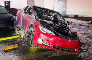 Tesla Model S сгорела прямо в сервисе Tesla Model S сгорела прямо в сервисе
