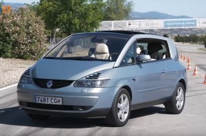 20-летний Renault справляется с «лосиным тестом» лучше многих современных авто (видео) 20-летний Renault справляется с «лосиным тестом» лучше многих современных авто (видео)